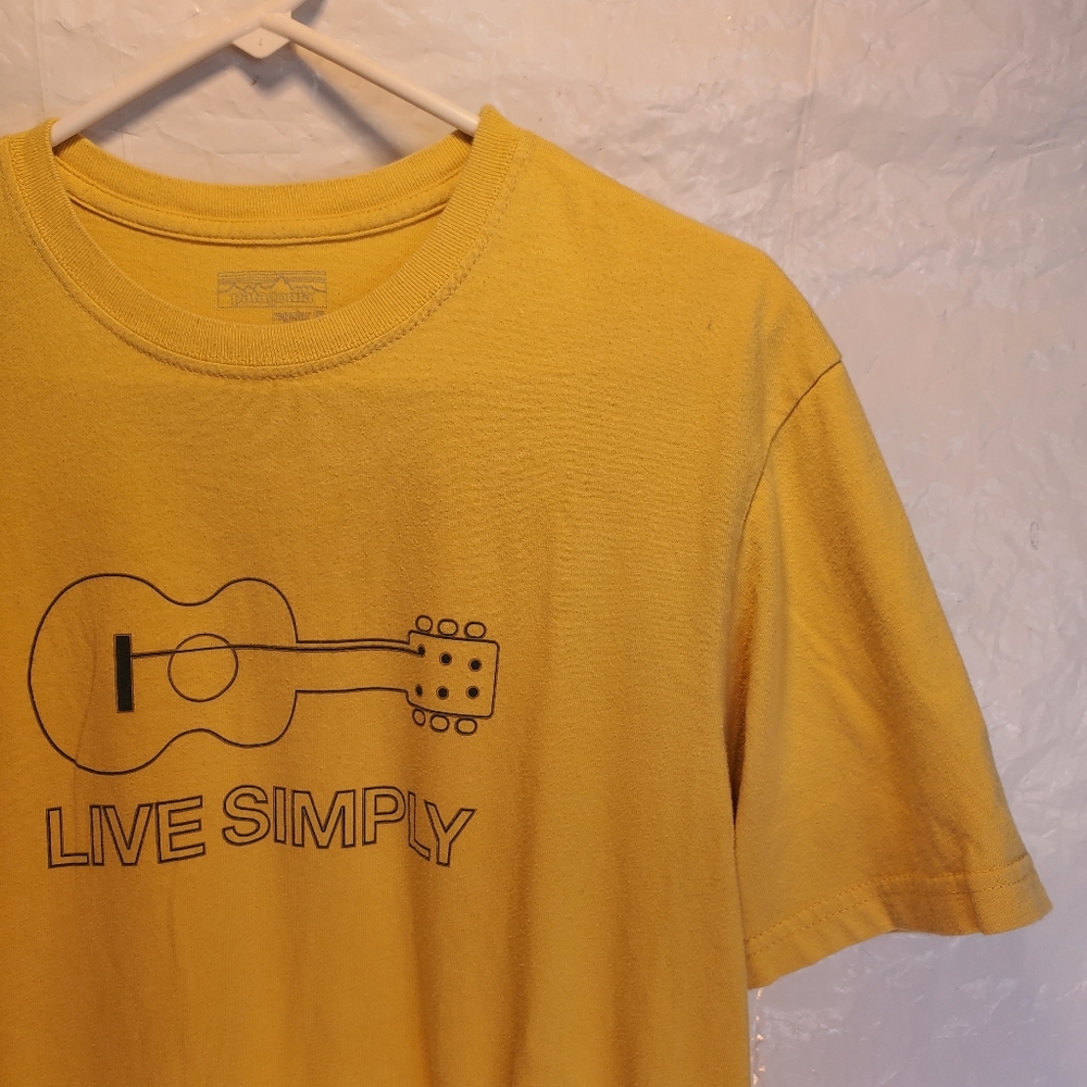 Patagonia Live Simply Single String Guitar Yellow  TShirt Mens Sz. M